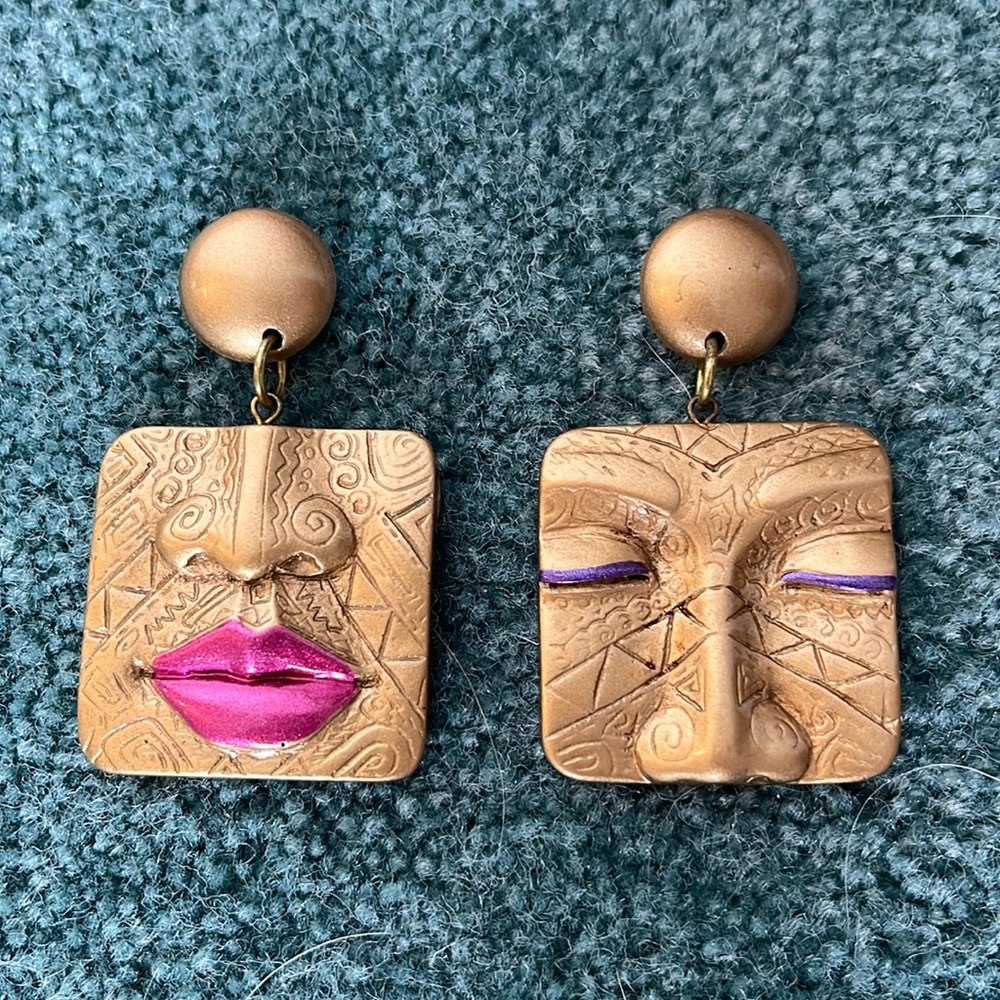 Artisanal Earrings in gold tone